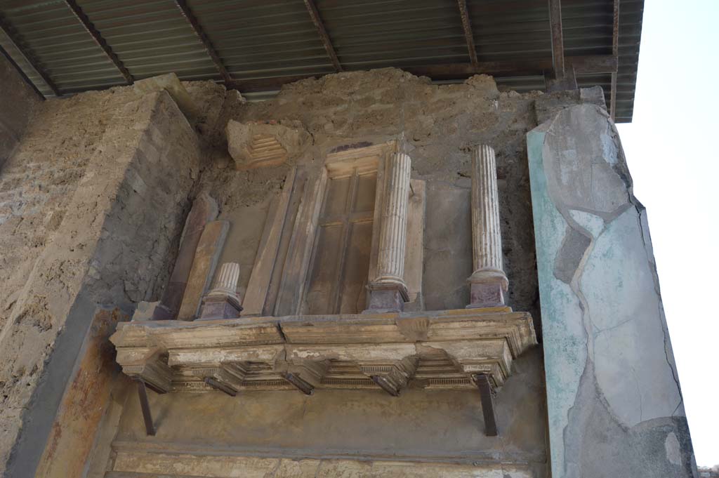 VI.12.2 Pompeii. October 2017. 
Entrance fauces/corridor, upper west wall with shelf and façade with small columns and a false door. 
Foto Taylor Lauritsen, ERC Grant 681269 DÉCOR.