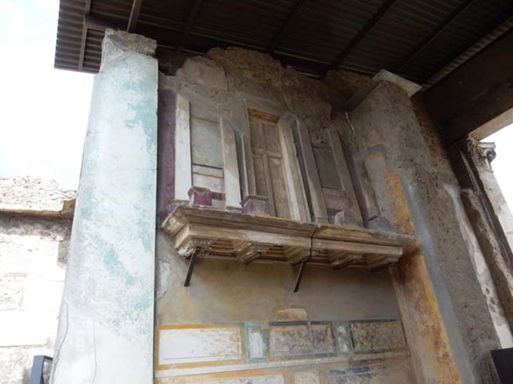 VI.12.2 Pompeii. May 2015. Entrance fauces, upper east wall with shelf and façade with small columns. 
Photo courtesy of Buzz Ferebee.