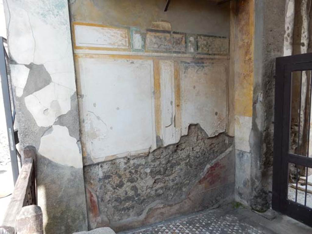 VI.12.2 Pompeii. May 2015. Entrance fauces, lower east wall. 
Photo courtesy of Buzz Ferebee.