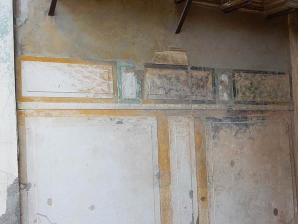 VI.12.2 Pompeii. May 2015. Entrance fauces, detail from lower east wall. 
Photo courtesy of Buzz Ferebee.
