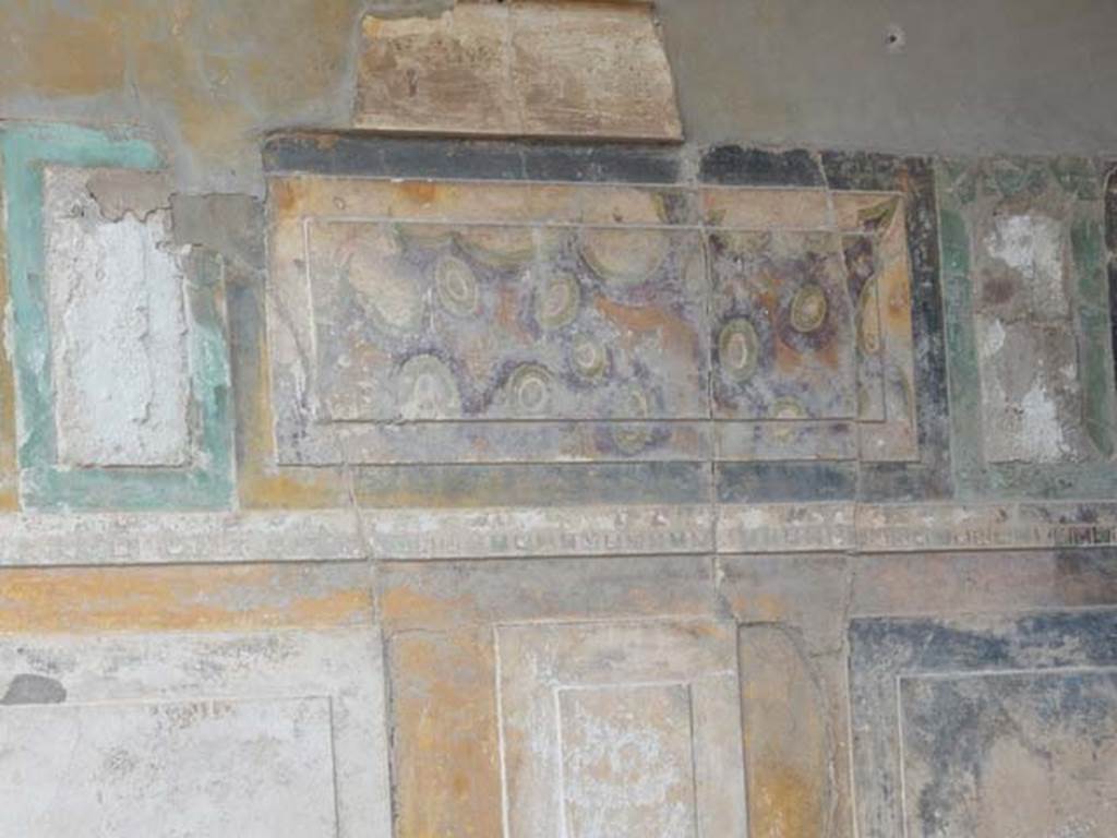 VI.12.2 Pompeii. May 2015. Entrance fauces, detail from lower east wall. 
Photo courtesy of Buzz Ferebee.
