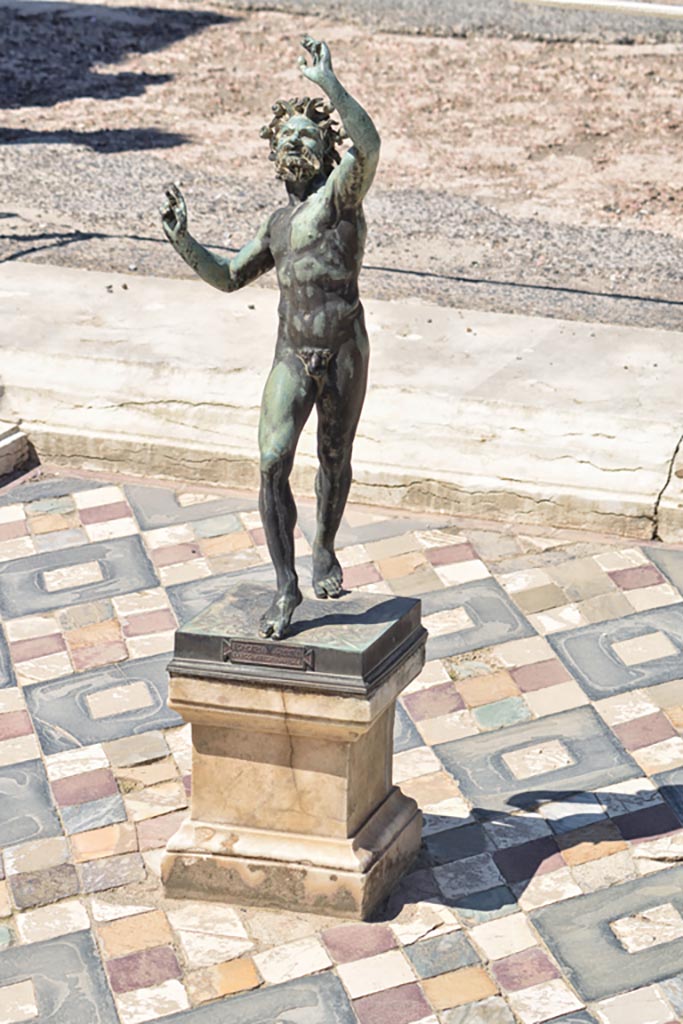 VI.12.2 Pompeii. April 2018. Dancing faun in impluvium in atrium. Photo courtesy of Ian Lycett-King. 
Use is subject to Creative Commons Attribution-NonCommercial License v.4 International.