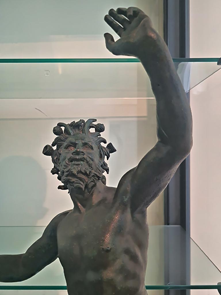 VI.12.2 Pompeii. September 2024. 
Detail of original bronze statuette of dancing faun/satyr, in Naples Archaeological Museum, inv.no. 5002.
Photo courtesy of Giuseppe Ciaramella.