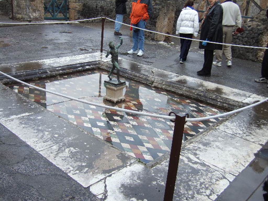 VI.12.2 Pompeii. December 2005. Atrium.  Impluvium, with diamond pattern bottom and reproduction bronze statue of a Dancing Faun.