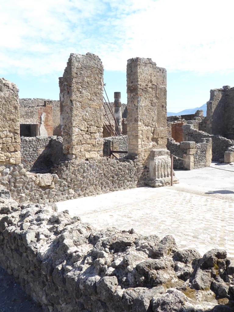 VI.12.2 Pompeii. September 2015. 
Looking south-east across tablinum 33, towards east wall, from south portico of Middle Peristyle.
Foto Annette Haug, ERC Grant 681269 DÉCOR.