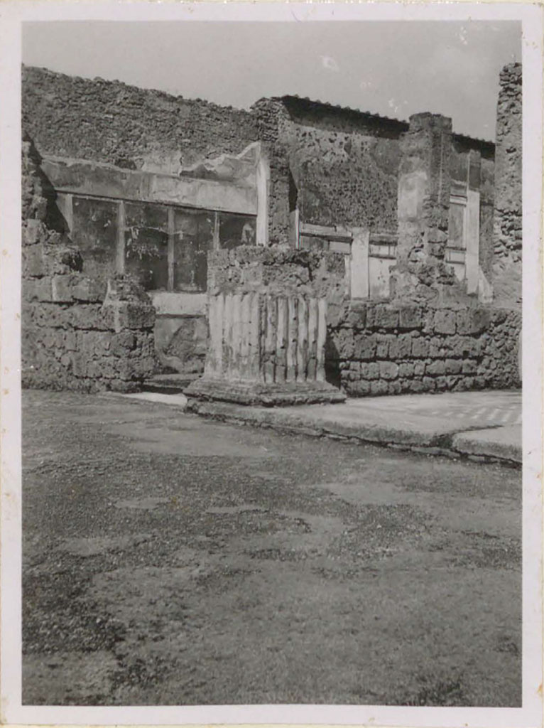 VI.12.2 Pompeii. Pre-1943. 
Looking across atrium towards triclinium/dining room 35 on west (left) side of tablinum.
This formed a passageway between the atrium and the middle peristyle/garden.
See Warscher, T. (1946). Casa del Fauno, Swedish Institute, Rome. (p.26, n.33).