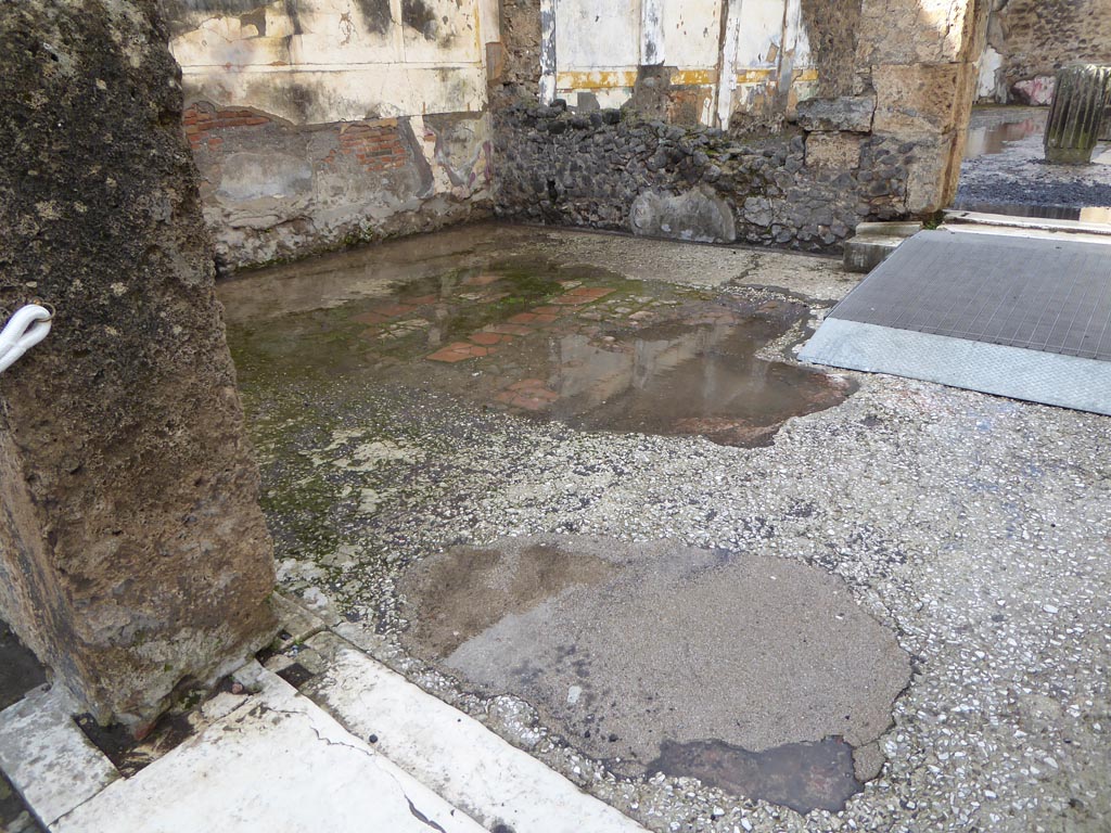 VI.12.2 Pompeii. January 2017. Room 35, looking north through doorway towards rear doorway to Middle Peristyle, on right.   
Foto Annette Haug, ERC Grant 681269 DÉCOR.