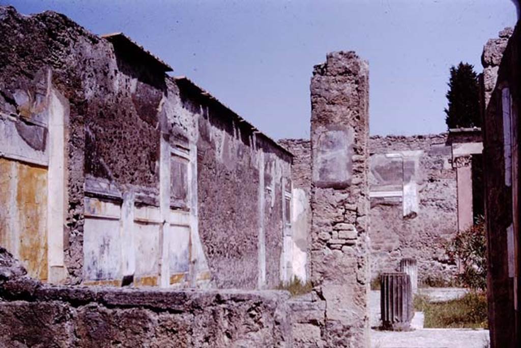 VI.12.2, Pompeii. 1964. Looking towards dining room on west (left) side of tablinum, and the middle peristyle, with remains of painted decoration on west walls.  Photo by Stanley A. Jashemski.
Source: The Wilhelmina and Stanley A. Jashemski archive in the University of Maryland Library, Special Collections (See collection page) and made available under the Creative Commons Attribution-Non Commercial License v.4. See Licence and use details.
J64f1085