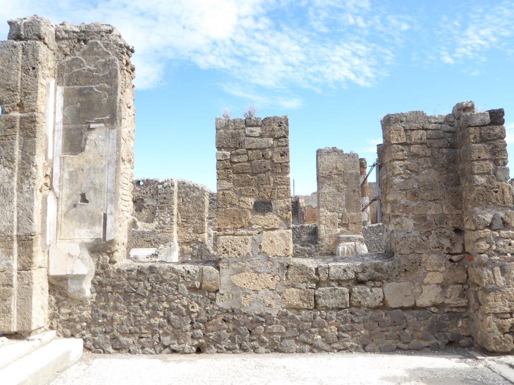 VI.12.2 Pompeii. September 2015. Room 35, east wall of dining room.
Foto Annette Haug, ERC Grant 681269 DÉCOR.
