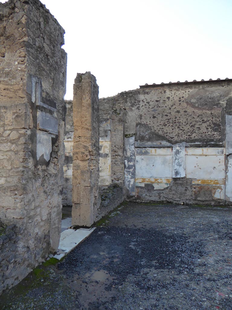 VI.12.2 Pompeii. January 2017. 
Looking towards doorway at north end of room 35, at west end of south portico of Middle Peristyle. 
Foto Annette Haug, ERC Grant 681269 DÉCOR.