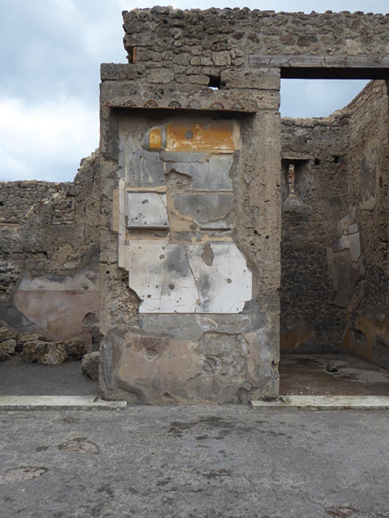 VI.12.2 Pompeii. September 2017. 
Detail of atrium wall on pilaster between rooms in south-west corner of Tuscan atrium. 
Foto Annette Haug, ERC Grant 681269 DÉCOR.