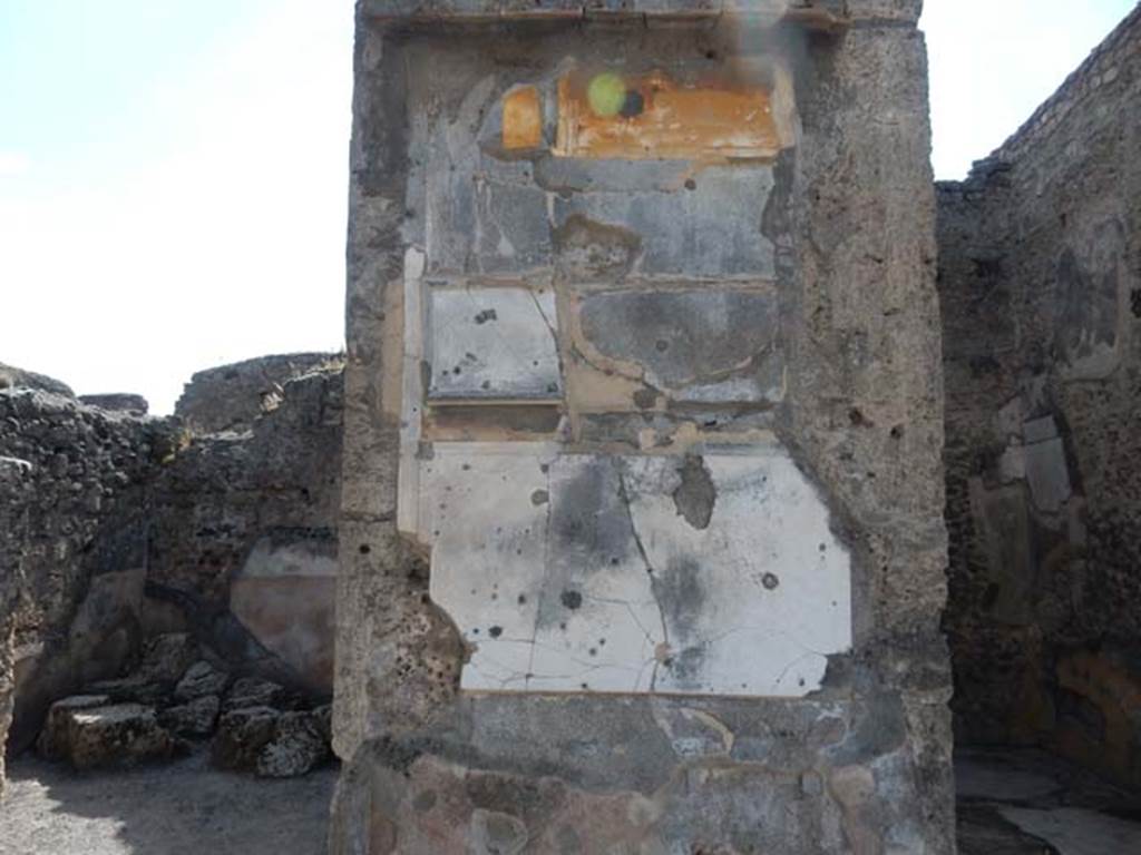 VI.12.2 Pompeii. May 2015. Detail of upper atrium wall on pilaster between rooms in south-west corner.  Photo courtesy of Buzz Ferebee.