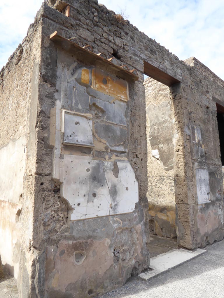 VI.12.2 Pompeii. September 2015. 
Doorway to room 5 on left, with pilaster of west wall of atrium towards room 31, centre right.
Foto Annette Haug, ERC Grant 681269 DÉCOR.