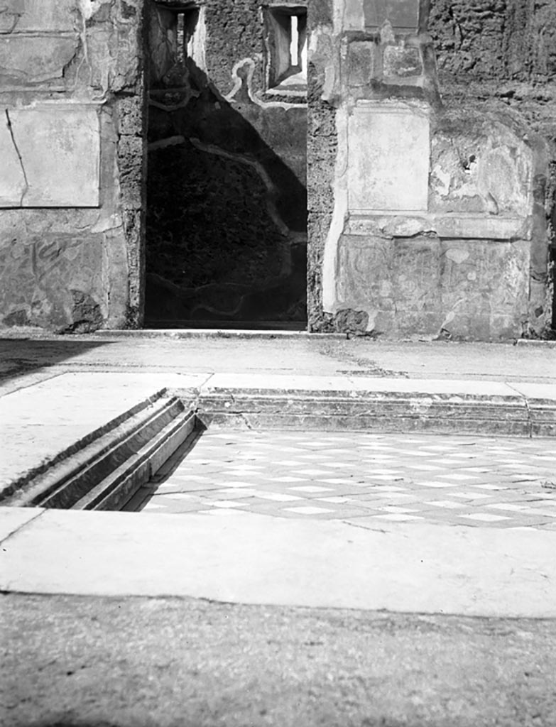 VI.12.2 Pompeii. W.1122. 
Looking west across impluvium in atrium towards cubiculum 31 in second doorway on the left.
Photo by Tatiana Warscher. Photo © Deutsches Archäologisches Institut, Abteilung Rom, Arkiv.