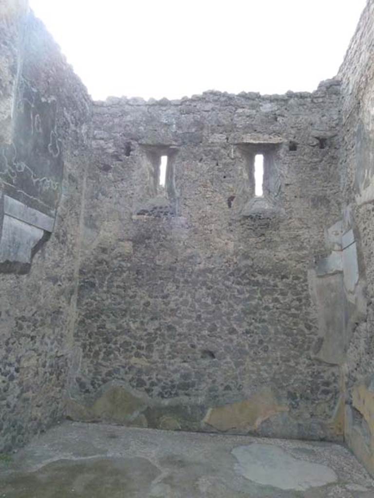 VI.12.2 Pompeii. September 2015. 
West wall of second room on west side of atrium with two windows onto Vicolo del Fauno.