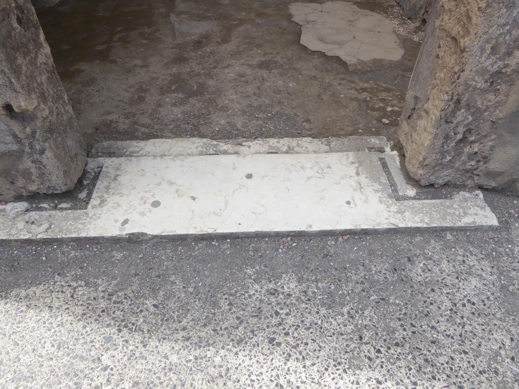 VI.12.2 Pompeii. September 2015. Room 31, doorway threshold on west side of atrium.
Foto Annette Haug, ERC Grant 681269 DÉCOR.