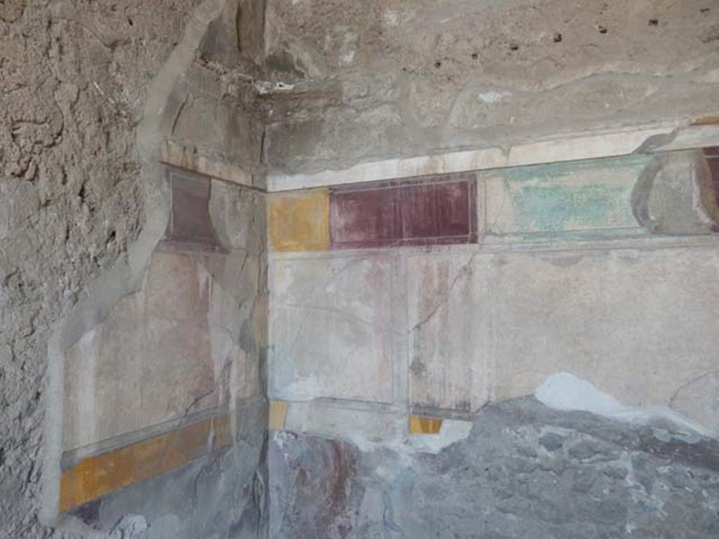 VI.12.2 Pompeii. May 2015. South-west corner of third room on west side of atrium.
Photo courtesy of Buzz Ferebee.