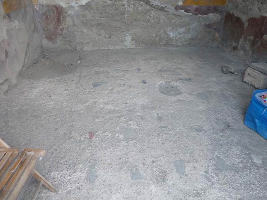 VI.12.2 Pompeii. September 2015. Floor of third room on west side of atrium.
