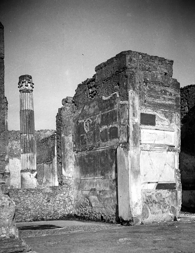 VI.12.2 Pompeii. W.1124. Ala 30 on east side of atrium, looking towards atrium of VI.12.5 at rear.
On the right is the doorway leading into west ala 11 of VI.12.5, linking to its atrium. 
Photo by Tatiana Warscher. Photo © Deutsches Archäologisches Institut, Abteilung Rom, Arkiv.