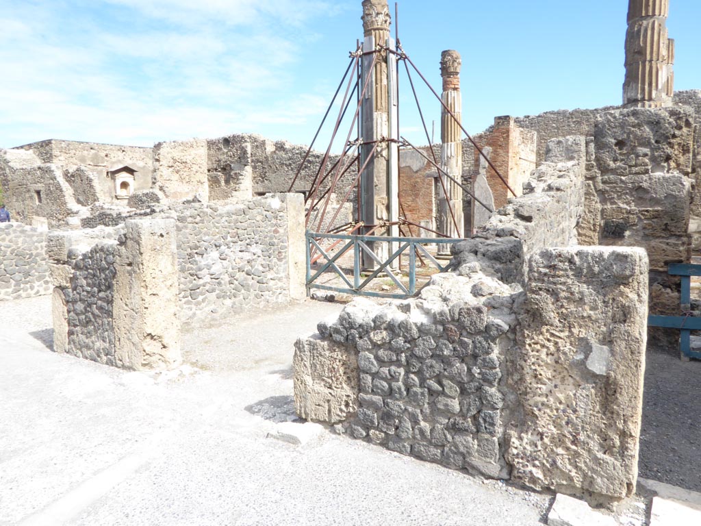 VI.12.2 Pompeii. September 2015. West Ala 11, doorway threshold/sill, looking east into Secondary Atrium 7, with room 10, on right.
Foto Annette Haug, ERC Grant 681269 DÉCOR.