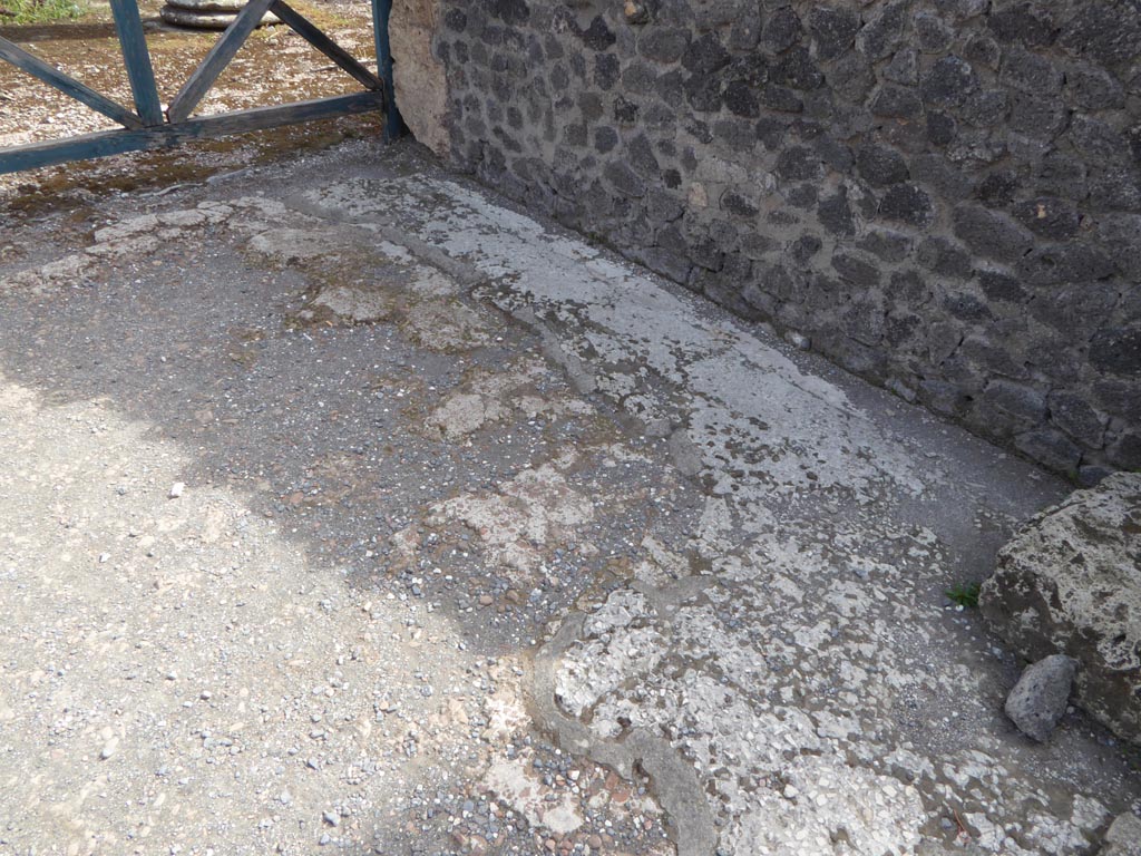 VI.12.2 Pompeii. September 2015. West Ala 11, looking east across flooring near south wall. 
Foto Annette Haug, ERC Grant 681269 DÉCOR.