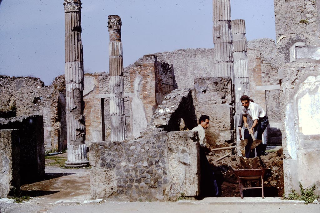 VI.12.2 Pompeii. 1961. 
East side of atrium, with doorway to west ala 11 of atrium of VI.12.5 on left, and doorway to a room/cubiculum 10, on right. 
Photo by Stanley A. Jashemski.
Source: The Wilhelmina and Stanley A. Jashemski archive in the University of Maryland Library, Special Collections (See collection page) and made available under the Creative Commons Attribution-Non-Commercial License v.4. See Licence and use details.
J61f0434
