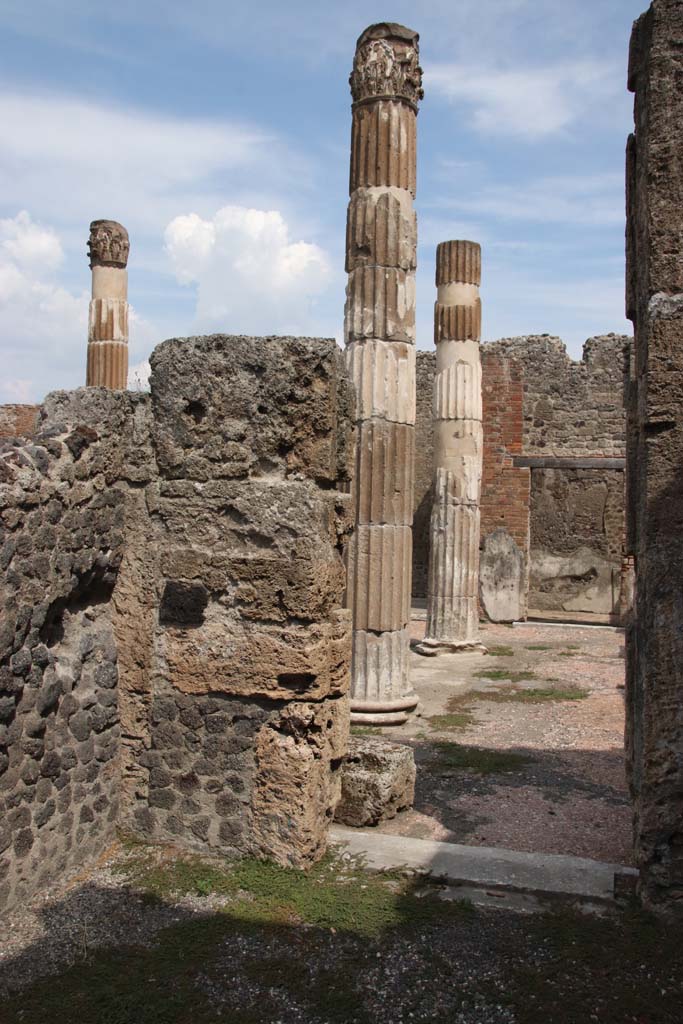 VI.12.2 Pompeii. September 2021. 
Looking towards east wall of room/cubiculum 10 on east side of Tuscan atrium, with doorway to Tetrastyle atrium of VI.12.5 in centre.
Photo courtesy of Klaus Heese.