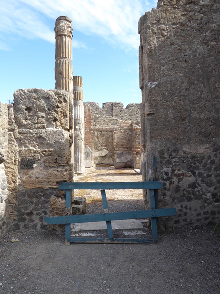 VI.12.2 Pompeii. September 2015. 
Room 10, looking towards east wall with doorway to Tetrastyle atrium of VI.12.5 in centre.
Foto Annette Haug, ERC Grant 681269 DÉCOR.