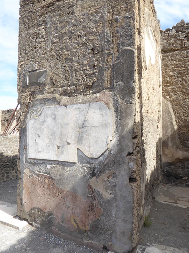 VI.12.2 Pompeii. September 2015. 
Pilaster on east wall of atrium, between doorway to room 10, on left and cubiculum 28, on right.
Foto Annette Haug, ERC Grant 681269 DÉCOR.
