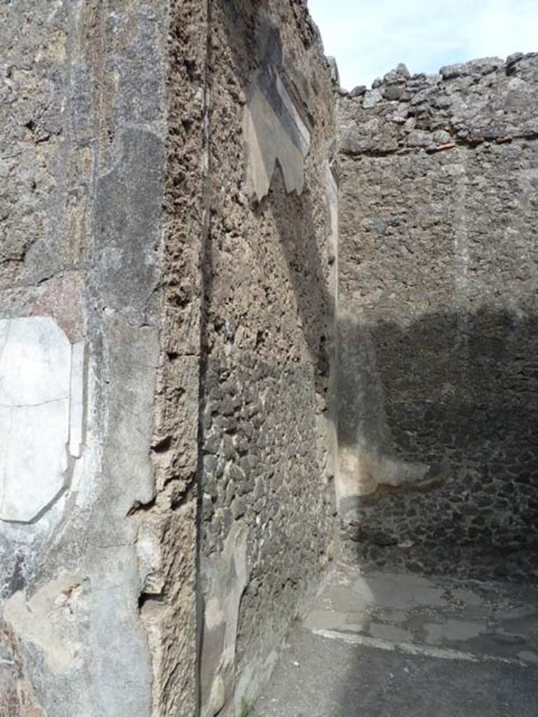 VI.12.2 Pompeii. September 2015.  North wall, and north-east corner of cubiculum in south-east corner of atrium.