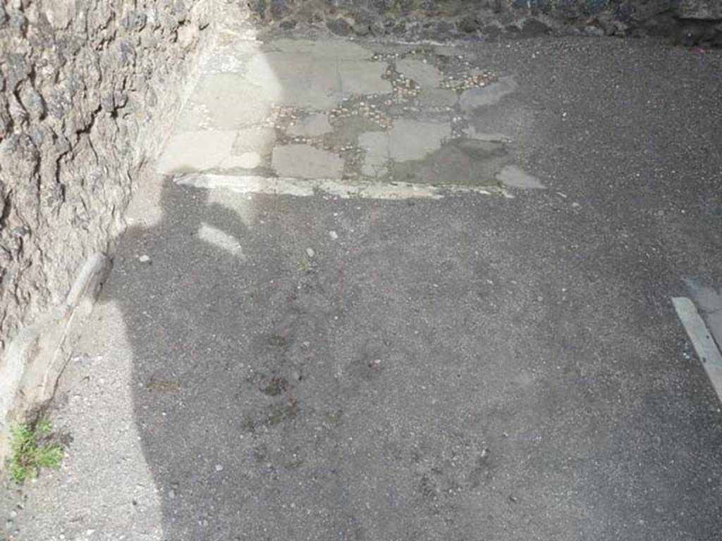 VI.12.2 Pompeii. September 2015. 
Flooring showing area for a bed in north-east corner of cubiculum in south-east corner of atrium.