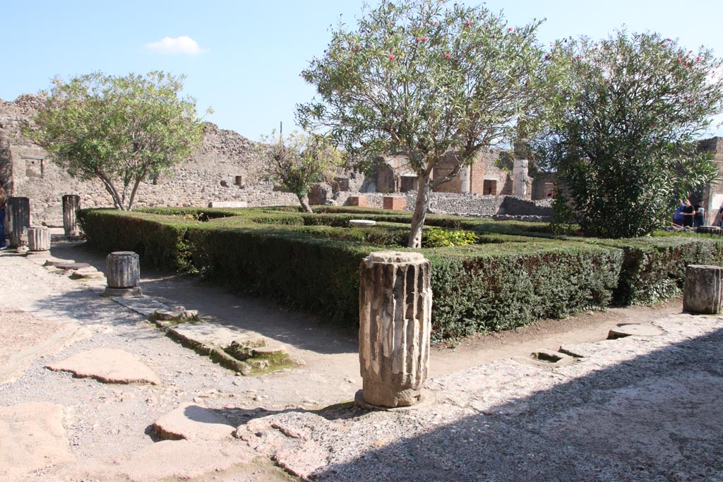 VI.12.2 Pompeii. October 2022. 
Looking south-east across middle peristyle garden from north-west corner. Photo courtesy of Klaus Heese.