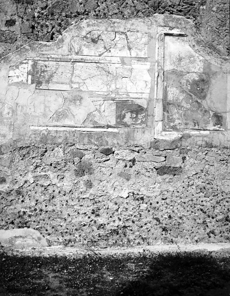 VI.12.2 Pompeii. W.1137. East wall of exedra. 
Photo by Tatiana Warscher. Photo © Deutsches Archäologisches Institut, Abteilung Rom, Arkiv.