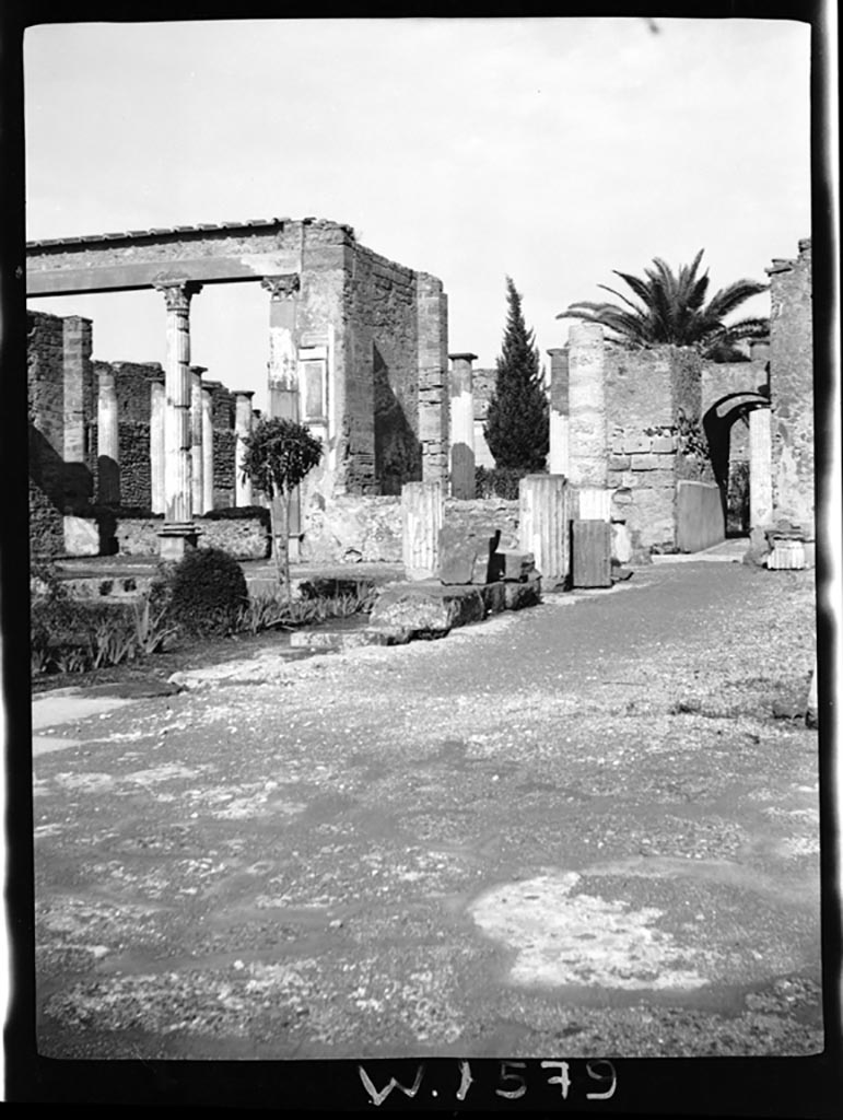 VI.12.2 Pompeii. W.1579. 
Looking north-west across first or middle peristyle from east portico, towards exedra and oecus on its north side.
On the right can be seen the corridor to the Second or Rear peristyle.
Photo by Tatiana Warscher. Photo © Deutsches Archäologisches Institut, Abteilung Rom, Arkiv.