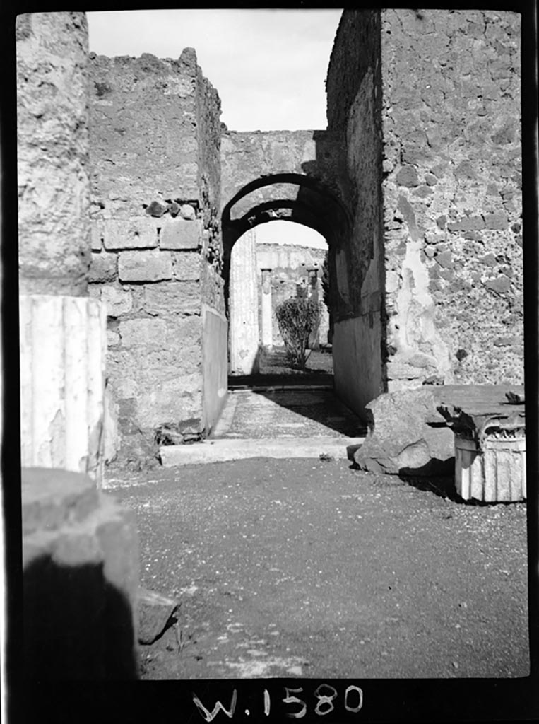 VI.12.2 Pompeii. W.1580. Looking north to corridor from first towards second peristyle.
Photo by Tatiana Warscher. Photo © Deutsches Archäologisches Institut, Abteilung Rom, Arkiv.