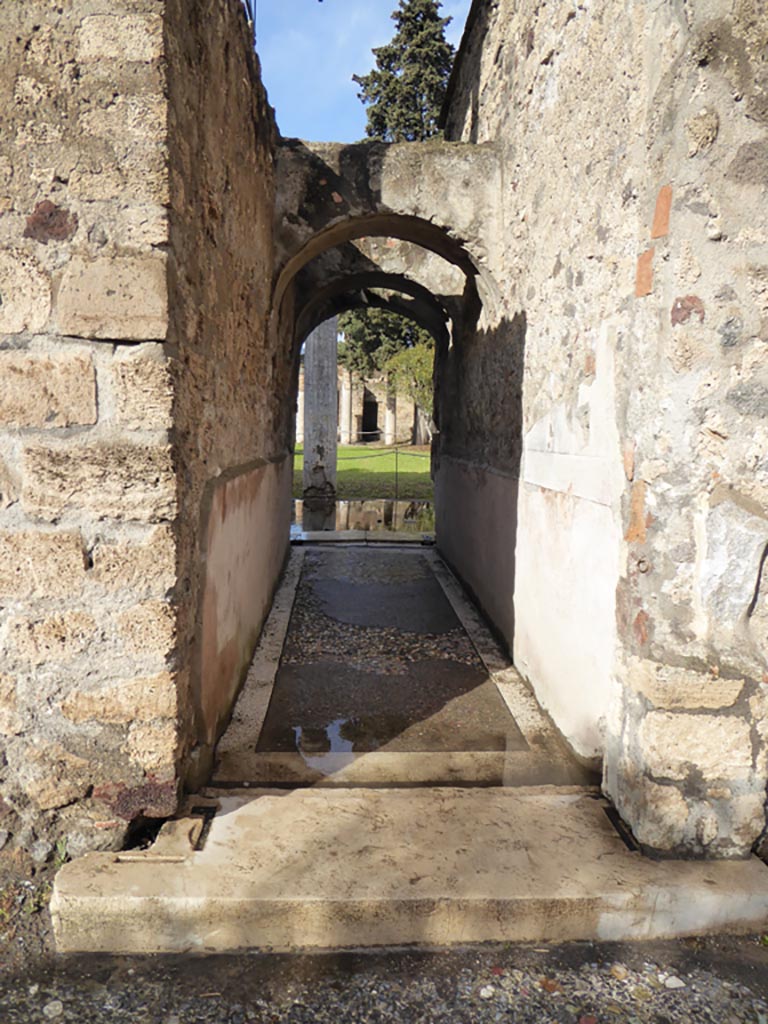 VI.12.2 Pompeii. January 2017. Looking north through corridor between Middle and Rear Peristyle.
Foto Annette Haug, ERC Grant 681269 DÉCOR.