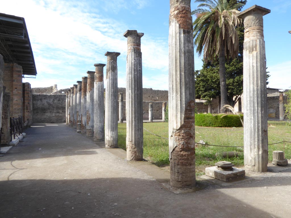 VI.12.2 Pompeii. September 2015. Looking west along south portico of rear peristyle.
Foto Annette Haug, ERC Grant 681269 DÉCOR.