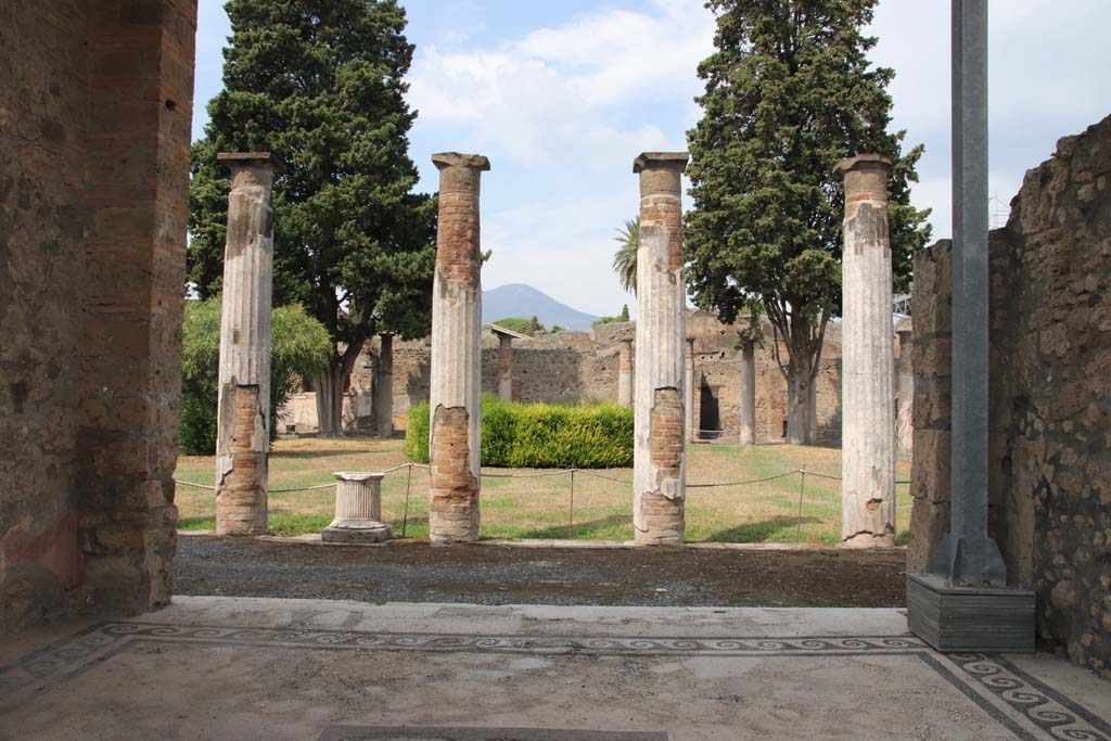 VI.12.2 Pompeii. September 2021. 
Looking north from oecus/triclinium towards second (or rear) peristyle. Photo courtesy of Klaus Heese.