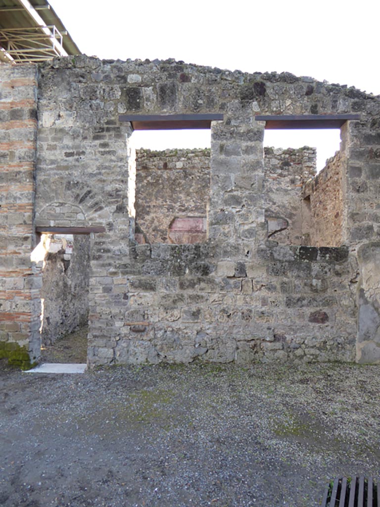 VI.12.2 Pompeii. January 2017. Looking south towards doorway to room 44.
Foto Annette Haug, ERC Grant 681269 DÉCOR.