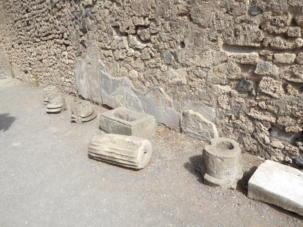 VI.12.2 Pompeii. September 2015. Items on display near east wall of rear peristyle. 
Foto Annette Haug, ERC Grant 681269 DÉCOR.