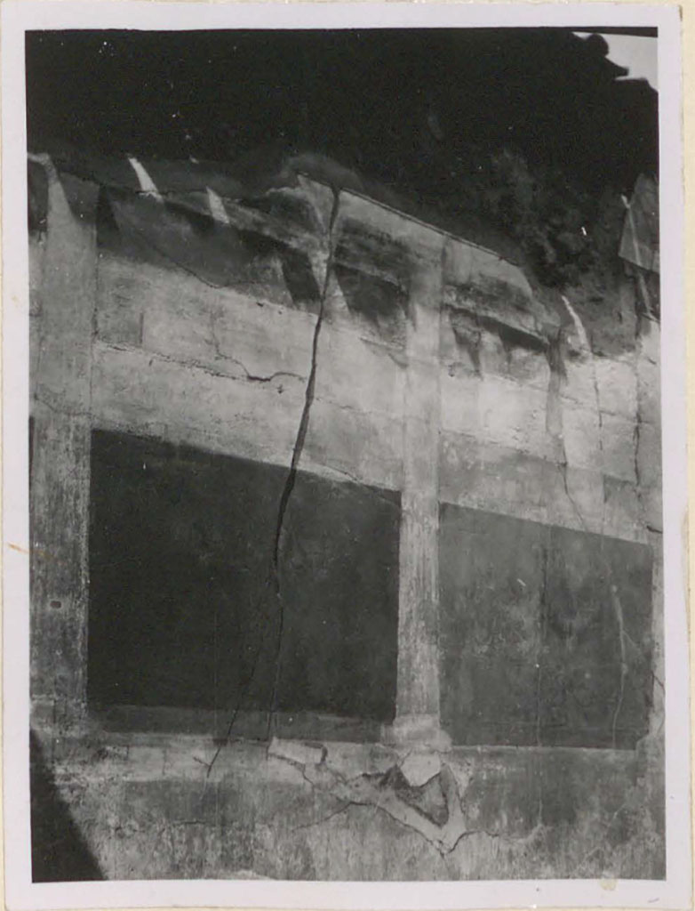 VI.12.2 Pompeii. Pre-1943. Detail of Second Style painted wall decoration on west wall.
See Warscher, T. (1946). Casa del Fauno, Swedish Institute, Rome. (p.41, n.57).