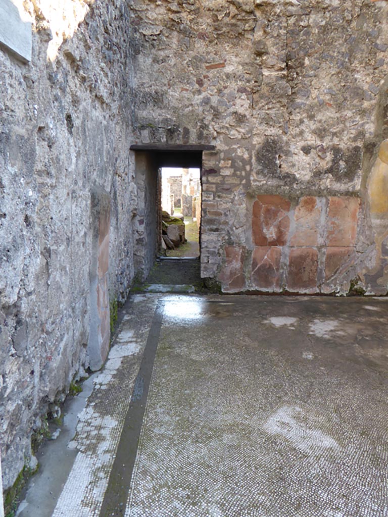 VI.12.2 Pompeii. January 2017. Looking through doorway in south wall.
Foto Annette Haug, ERC Grant 681269 DÉCOR.