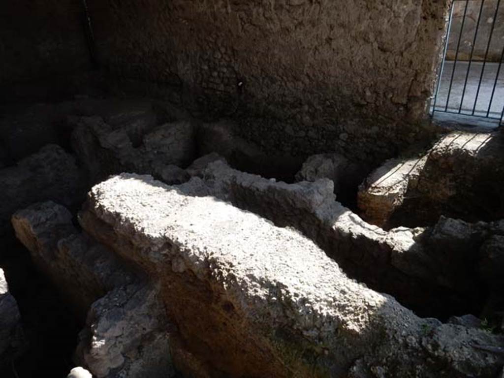VI.12.2 Pompeii. May 2015. Suspensurae of a pre-existing caldarium below oecus in south-east corner of second or rear peristyle. Photo courtesy of Buzz Ferebee.