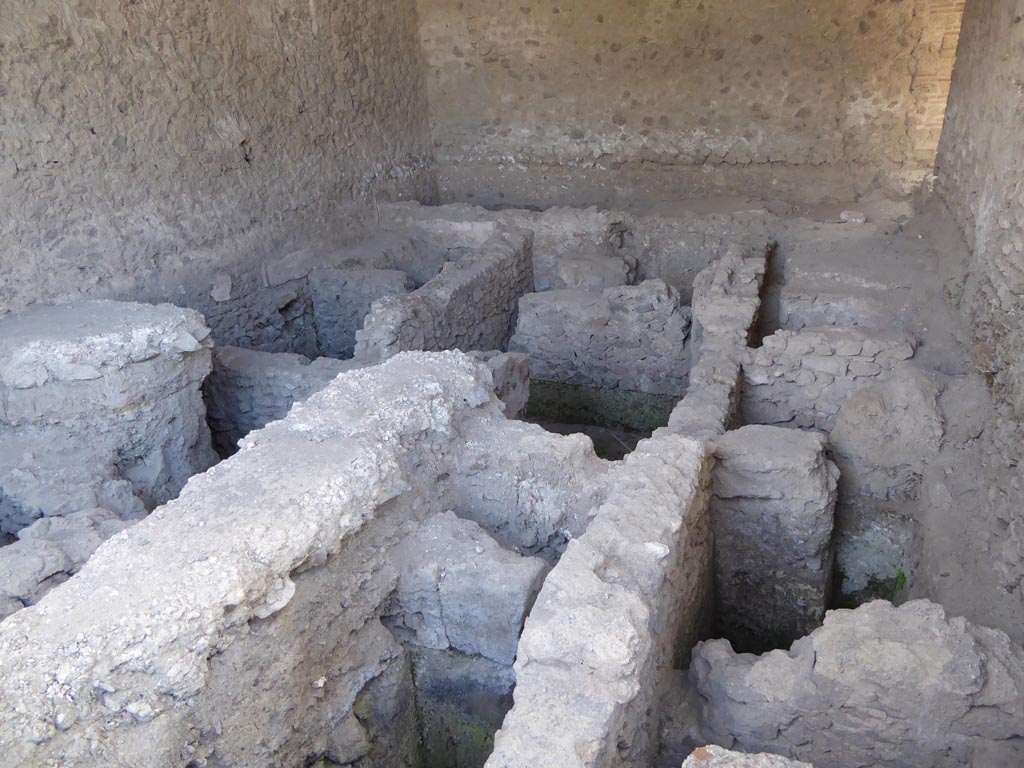 VI.12.2 Pompeii. September 2015. 
Suspensurae of a pre-existing caldarium below oecus in south-east corner of second or rear peristyle. 
Foto Annette Haug, ERC Grant 681269 DÉCOR.