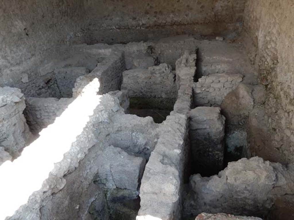 VI.12.2 Pompeii. May 2015.  Suspensurae of a pre-existing caldarium below oecus in south-east corner of second or rear peristyle.  Photo courtesy of Buzz Ferebee.