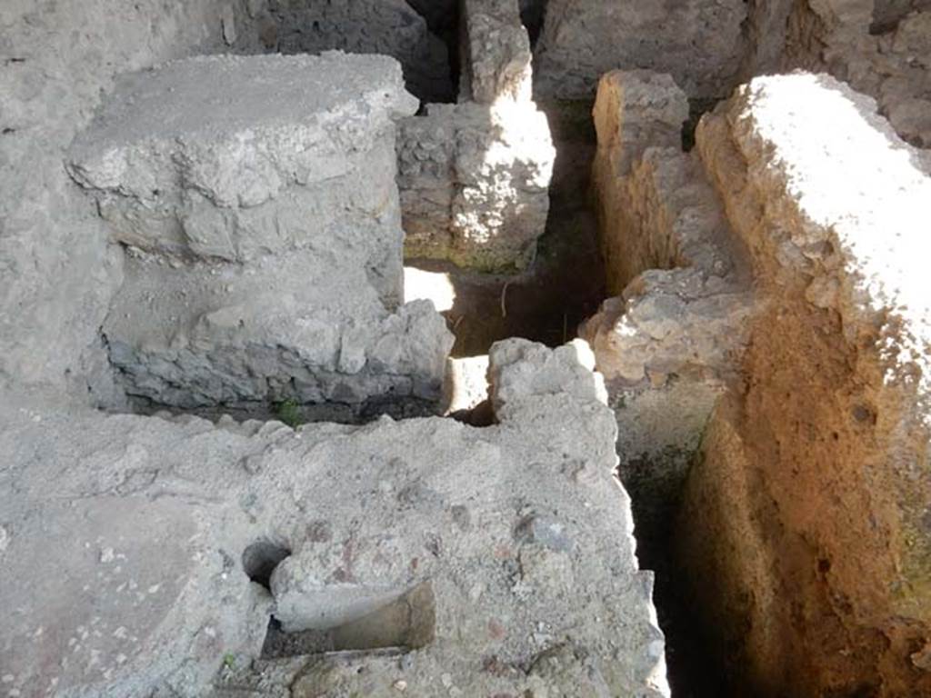 VI.12.2 Pompeii. May 2015. Suspensurae of a pre-existing caldarium below oecus in south-east corner of second or rear peristyle.    Photo courtesy of Buzz Ferebee.