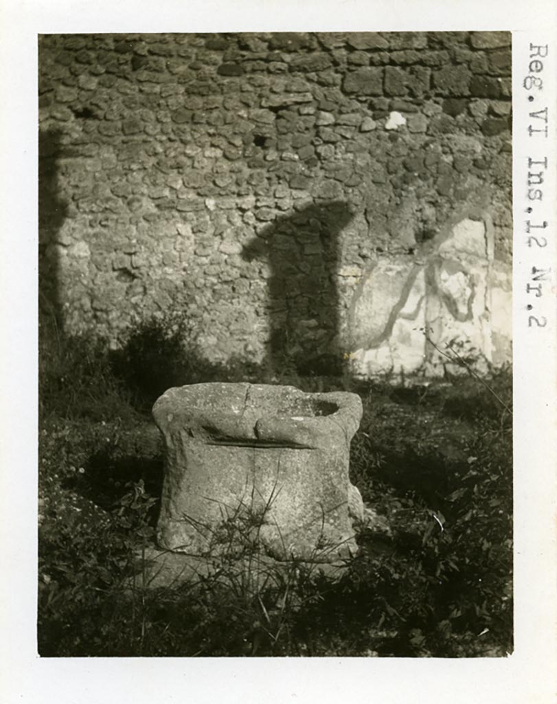 VI.12.2 Pompeii. Pre-1937-39. Puteal in second (rear) peristyle.
Photo courtesy of American Academy in Rome, Photographic Archive. Warsher collection no. 1040.