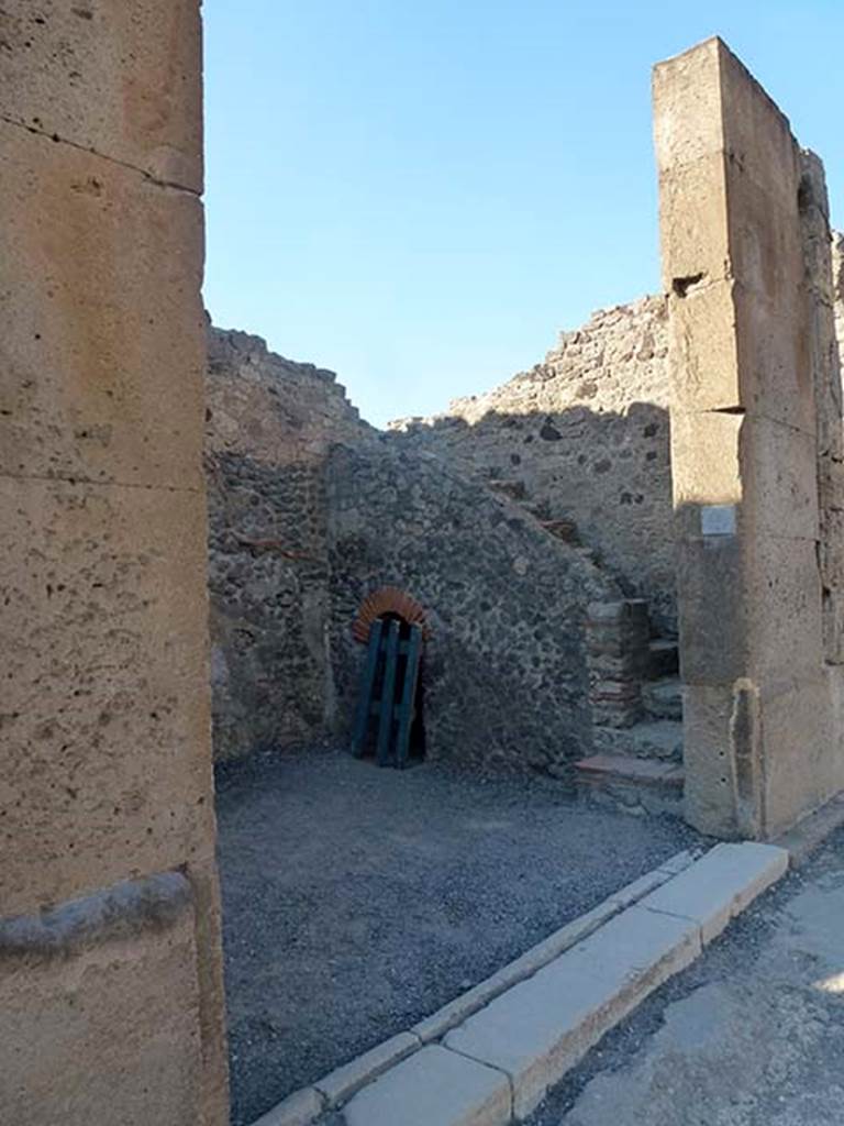 VI.12.4 Pompeii. June 2012. Entrance doorway, looking east along threshold or sill onto Via della Fortuna. Photo courtesy of Michael Binns.