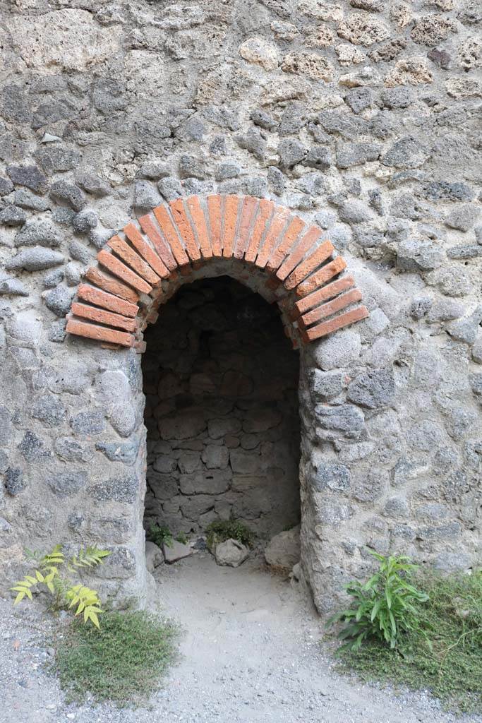 VI.12.4 Pompeii. December 2018. 
Looking towards arched recess under stairs in east wall. Photo courtesy of Aude Durand.