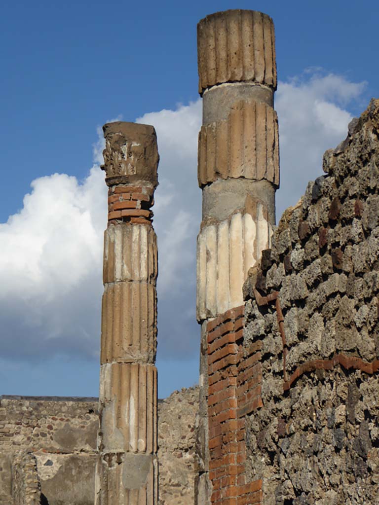 VI.12.5 Pompeii. 4th January 2017. 
Looking north from entrance corridor towards two columns on east side of impluvium in Atrium 7.
Foto Annette Haug, ERC Grant 681269 DÉCOR